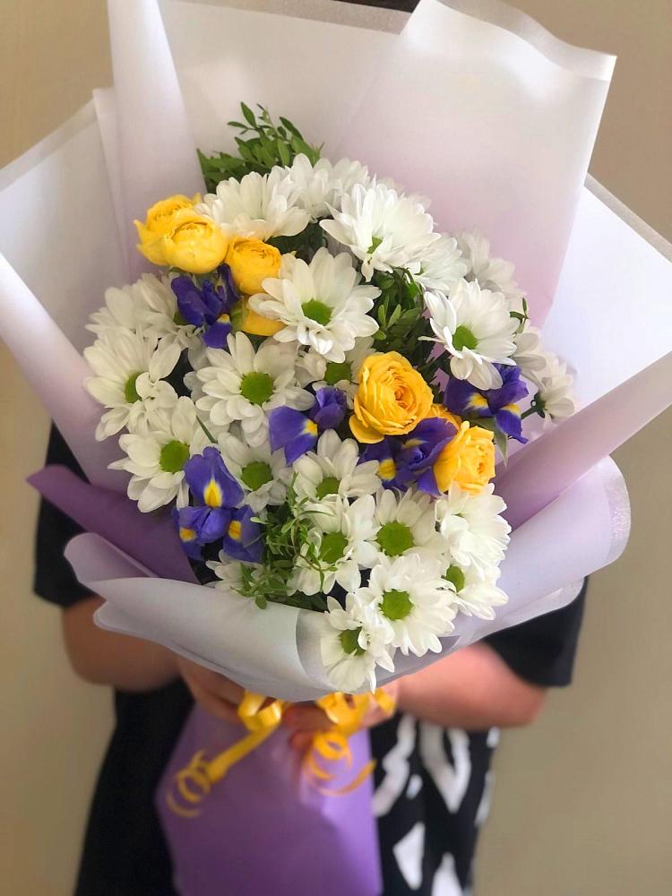 Букет цветов из: Ирисы, Хризантемы и Розы в Свободе