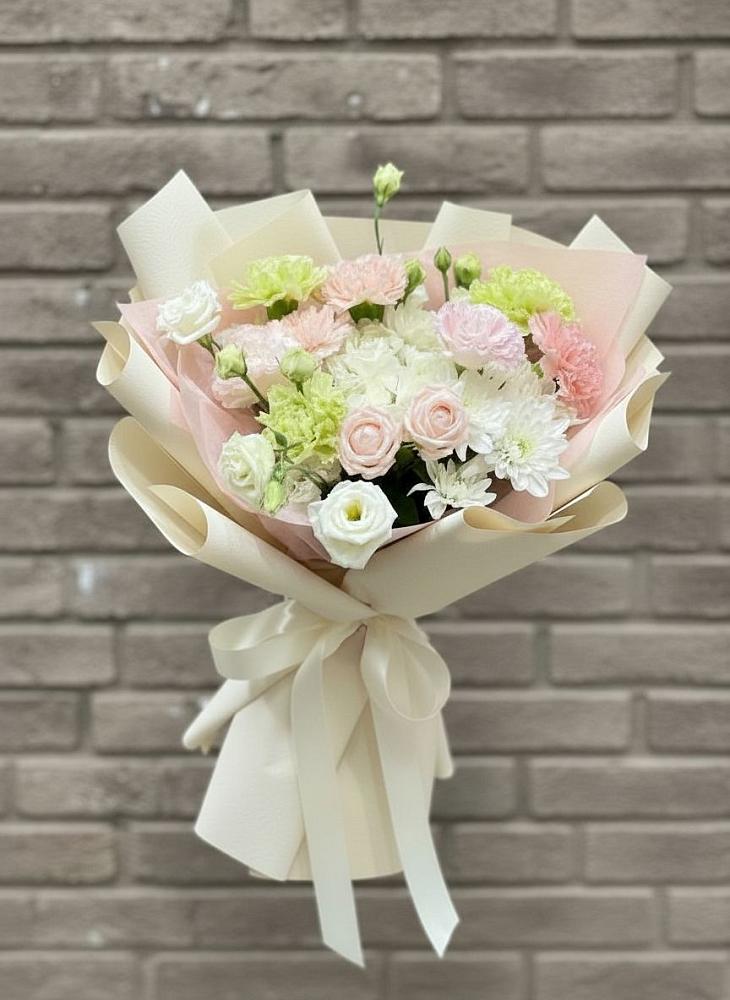 Букет цветов из: Гвоздики, Розы, Лизиантусы и Хризантемы в Свободе