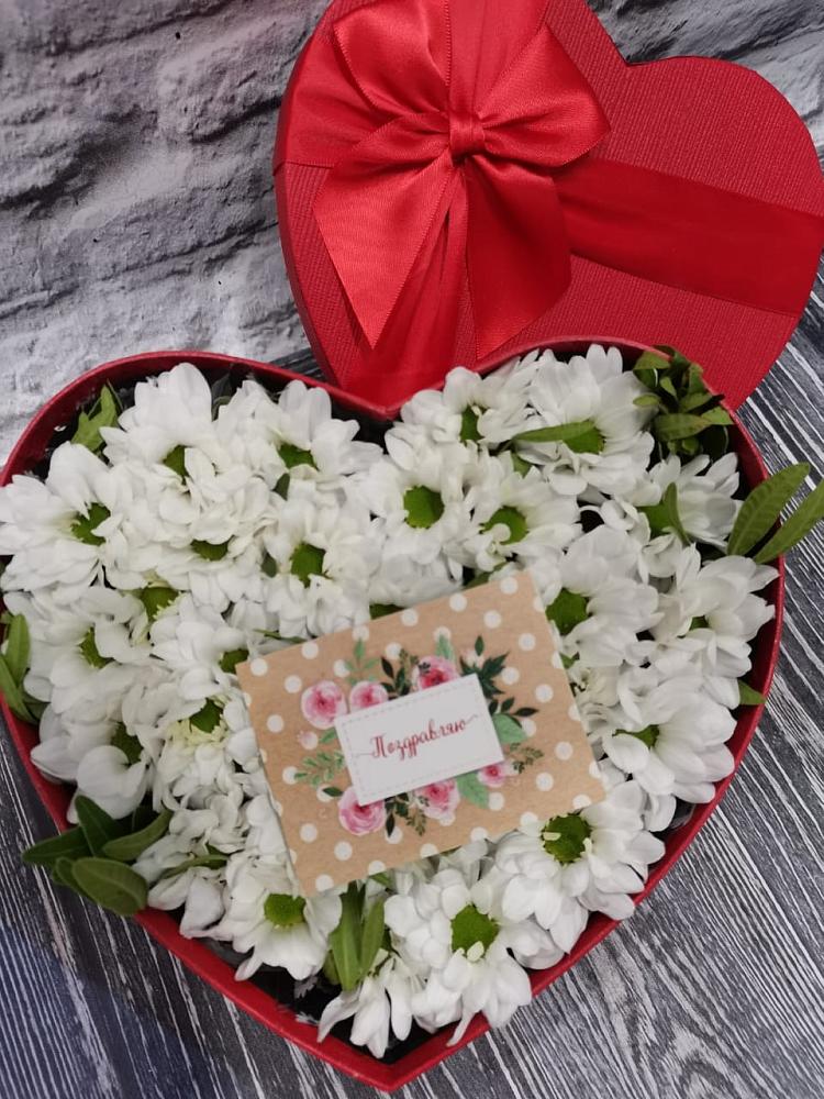 Цветочная композиция из Хризантемы в виде сердца в Свободе