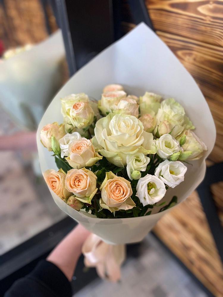 Букет цветов из: Розы и Лизиантусы в Свободе